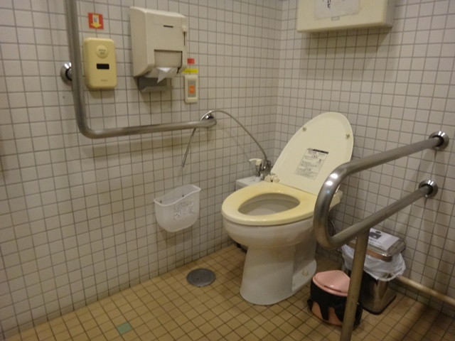 多目的トイレ2：手すりの位置