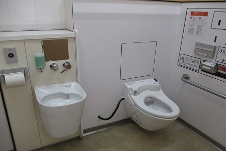 多目的トイレ1：オストメイト対応トイレ