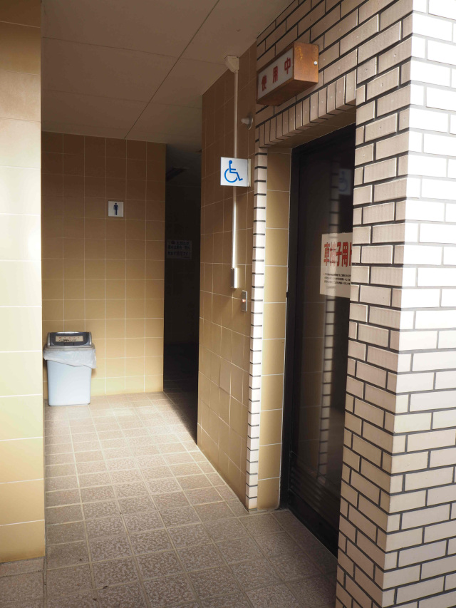 多目的トイレ１：扉の形態