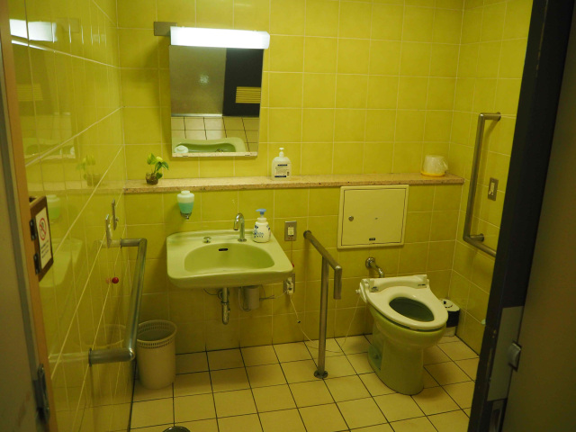 多目的トイレ２：扉の形態