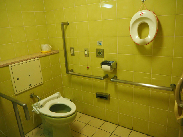 多目的トイレ２：手すりの位置