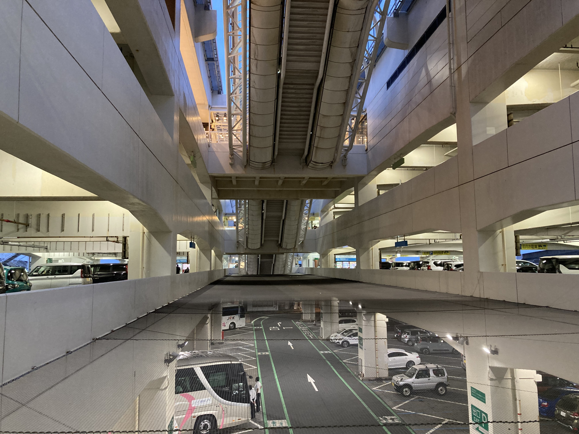 木更津側からの駐車場は2階／川崎側からの駐車場は3階