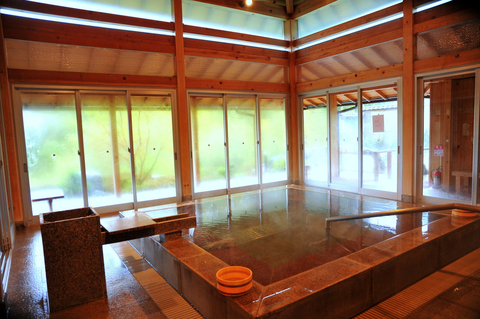 内風呂は木造。大きな柱や梁は重厚感や暖かみがあり景色も抜群