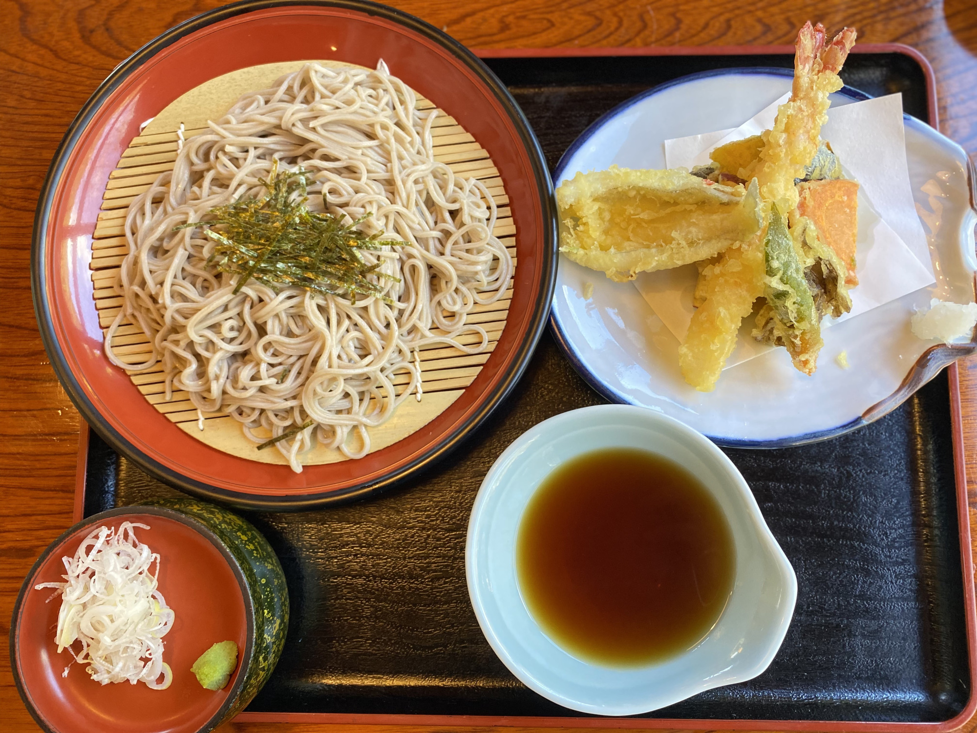 天婦羅そばはキスやエビだけでなく様々な野菜の天ぷらがあり、大満足
