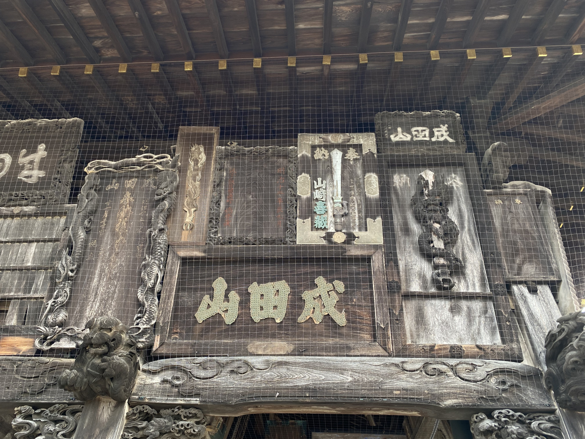 江戸時代に奉納された貴重な絵馬や彫刻を見ることができます。