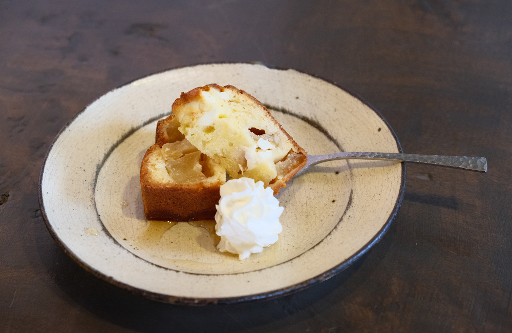 流山市にある「古舎カフェ灯環（とわ）」の「りんごとチーズのみりんバターケーキ」