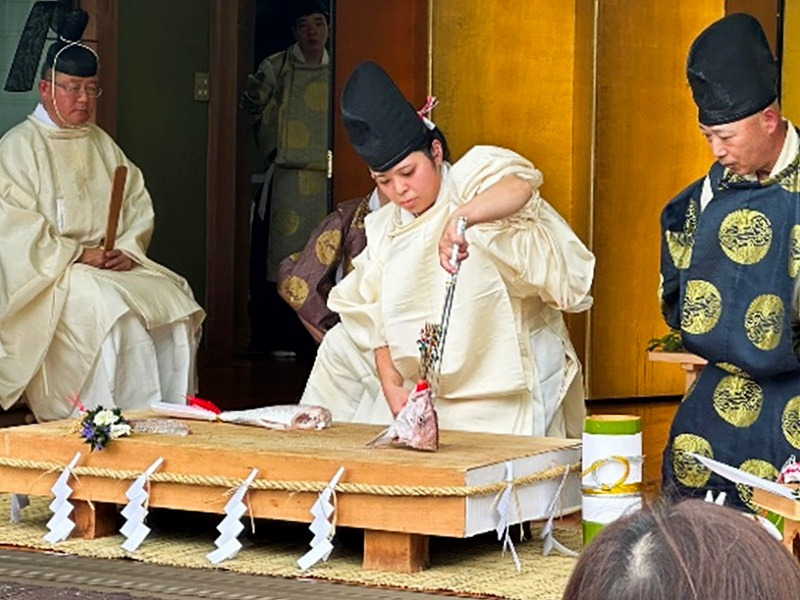 料理の神様を祀る神社で魚を捌く、平安時代のおごそかな儀式