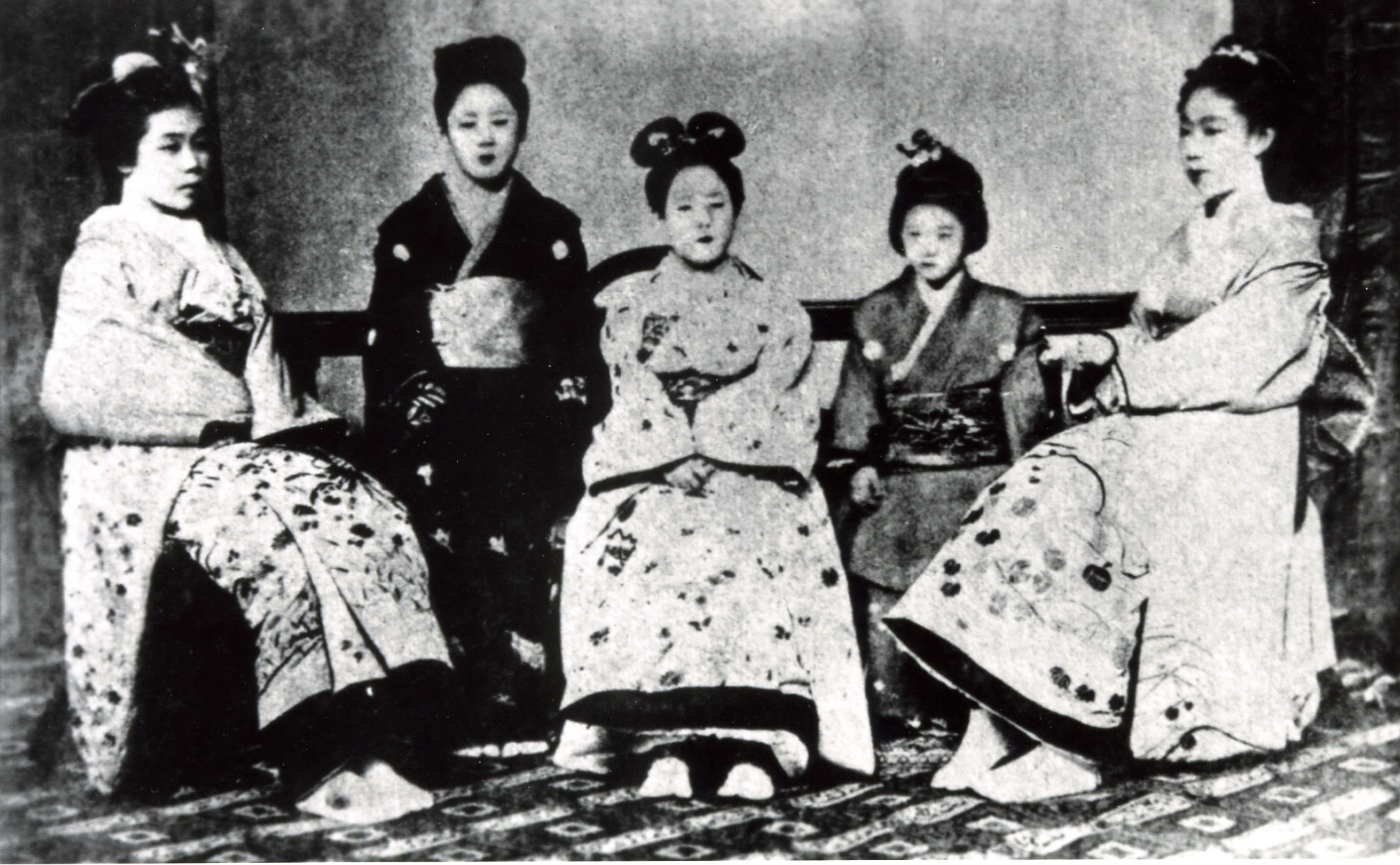 皇后に謁見するため参内した日本初の女子留学生たち。右から2人目が梅子（出典：津田塾大学津田梅子資料室）