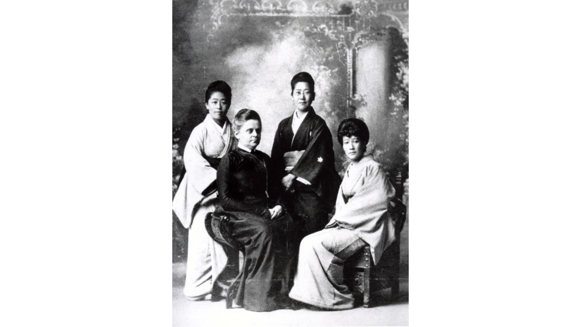 左から津田梅子、アリス･ベーコン、瓜生繁子、大山捨松（出典：津田塾大学津田梅子資料室）