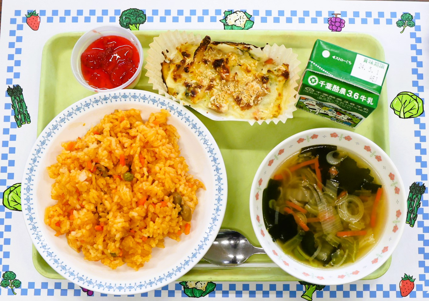 佐倉市内の小学校で提供された「津田仙メニュー」給食（ブロッコリーとアスパラのグラタン、チキンライス、イチゴのパンナコッタなど）