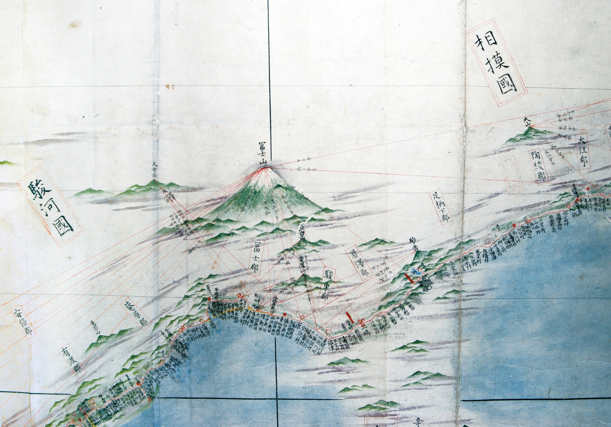 中図に描かれた富士山には、山頂に赤い方位線が数多く引かれている（千葉県香取市 伊能忠敬記念館所蔵）