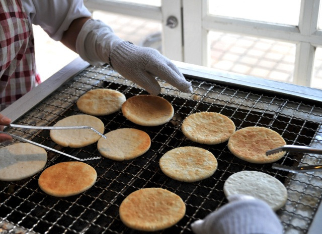 必見！自分で焼けるぬれ煎餅手焼き体験