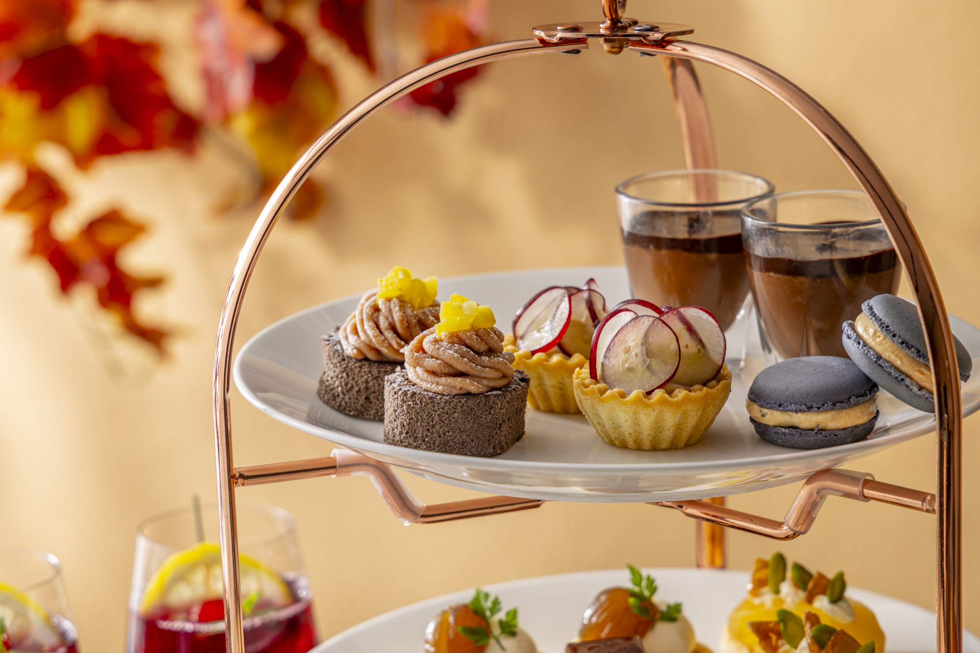 1段目はマカロンショコラロールなど