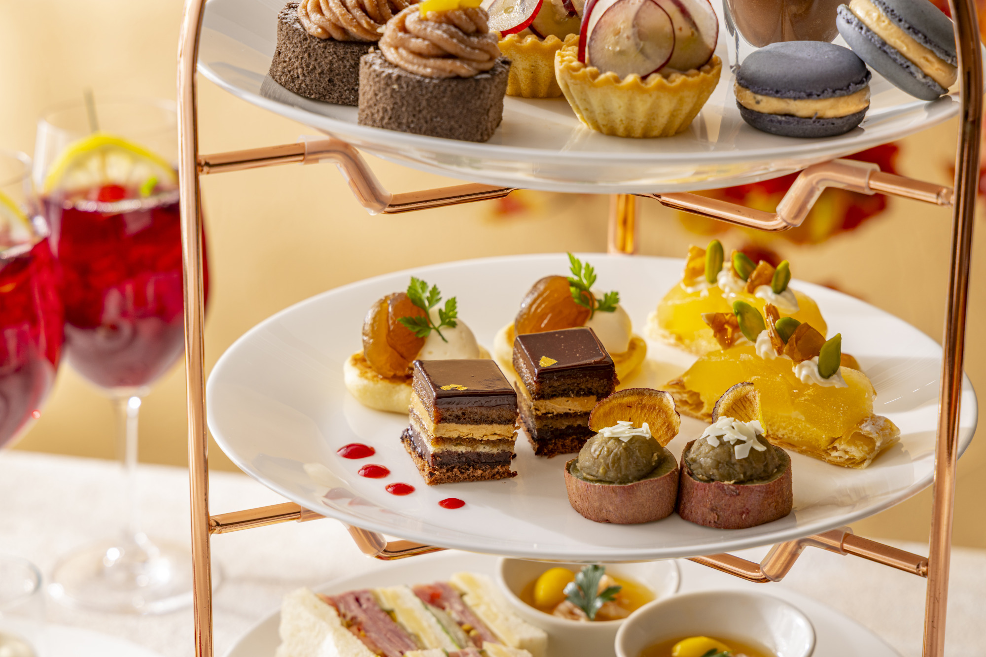 2段目はアップルパイとプラリネやマロングラッセなど