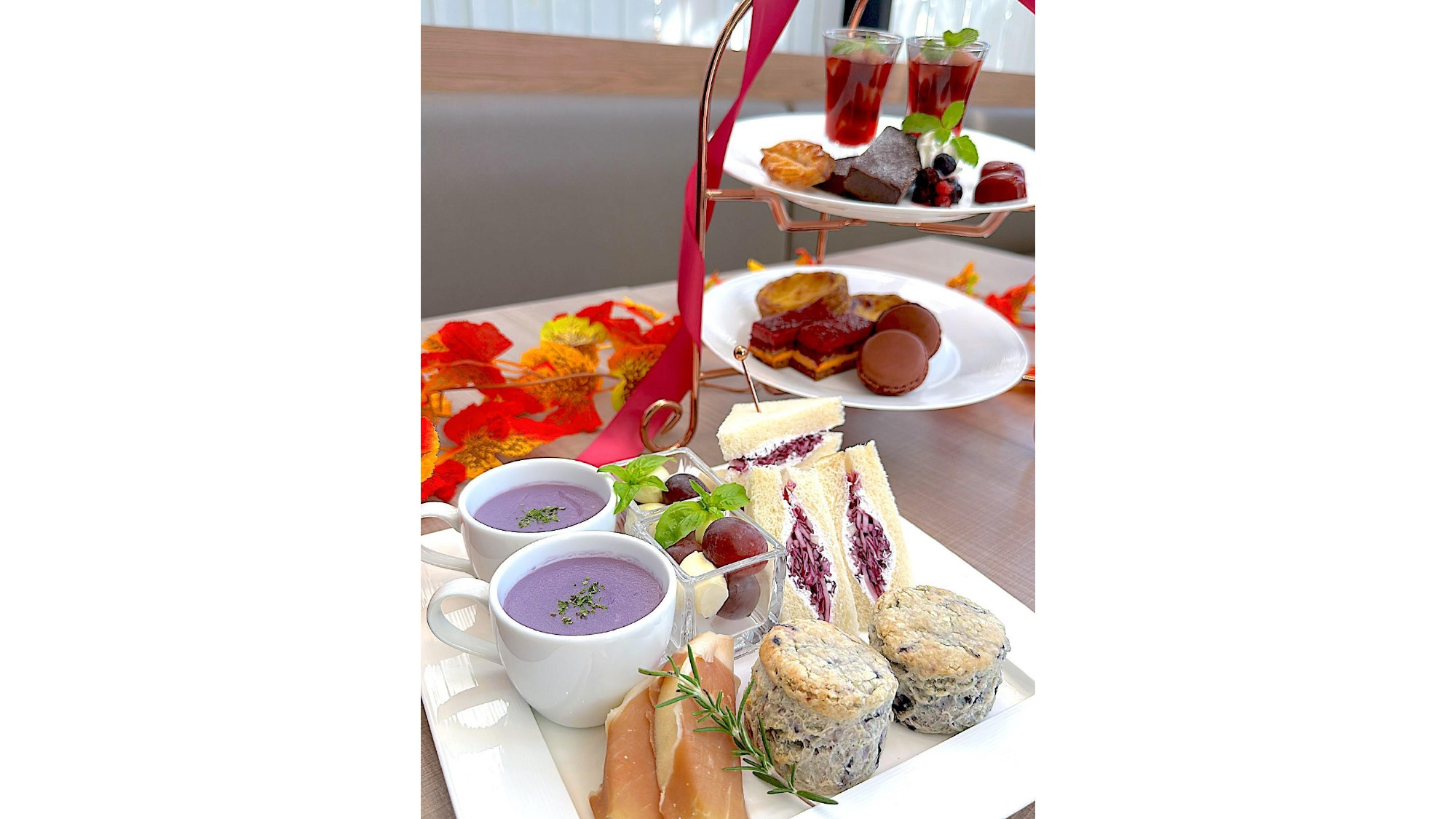 秋らしい特製スイーツが並ぶ華やかなアフタヌーンティー