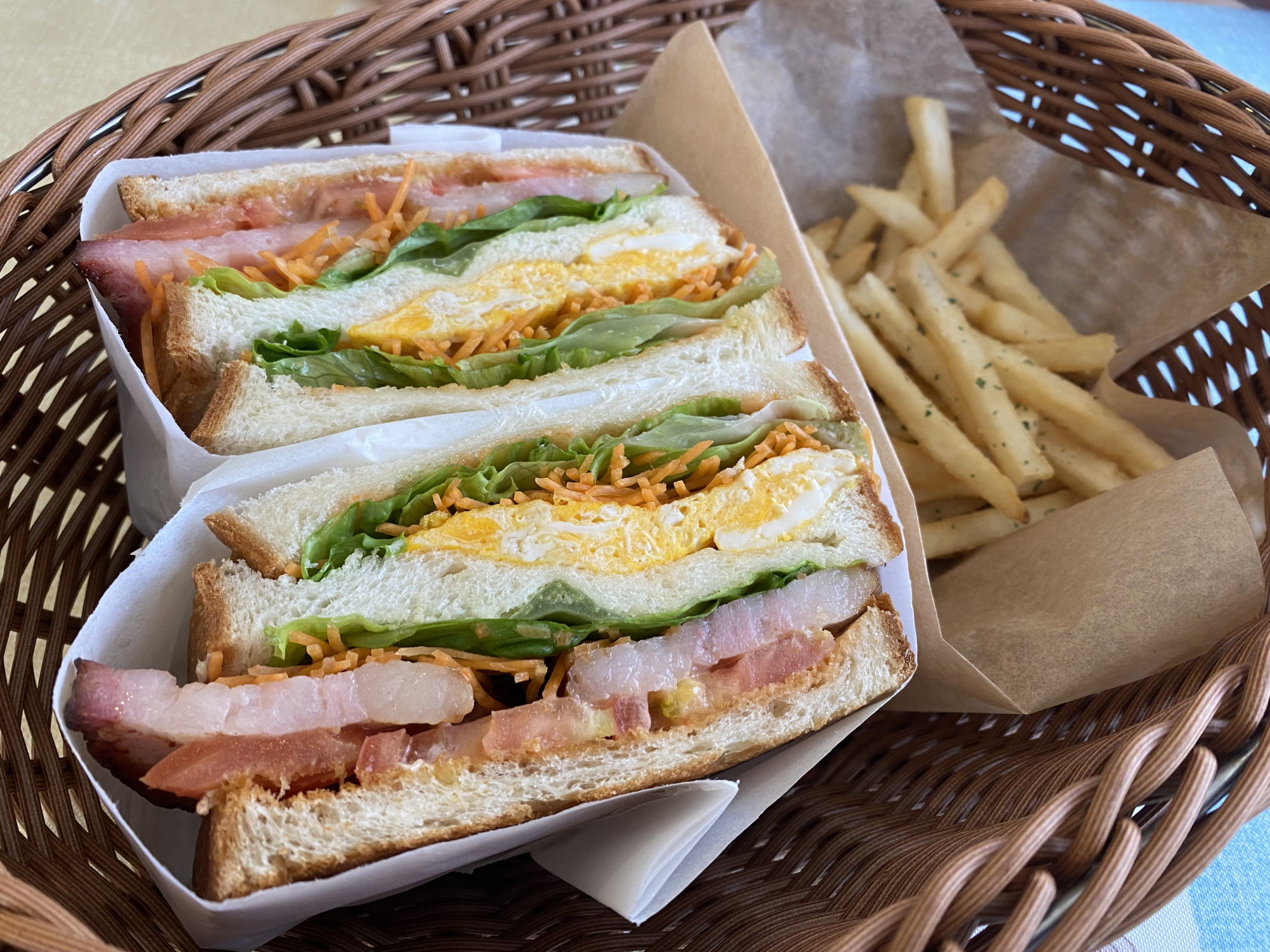 イベリコ豚のクラブハウスサンドイッチ（チーズ抜き）