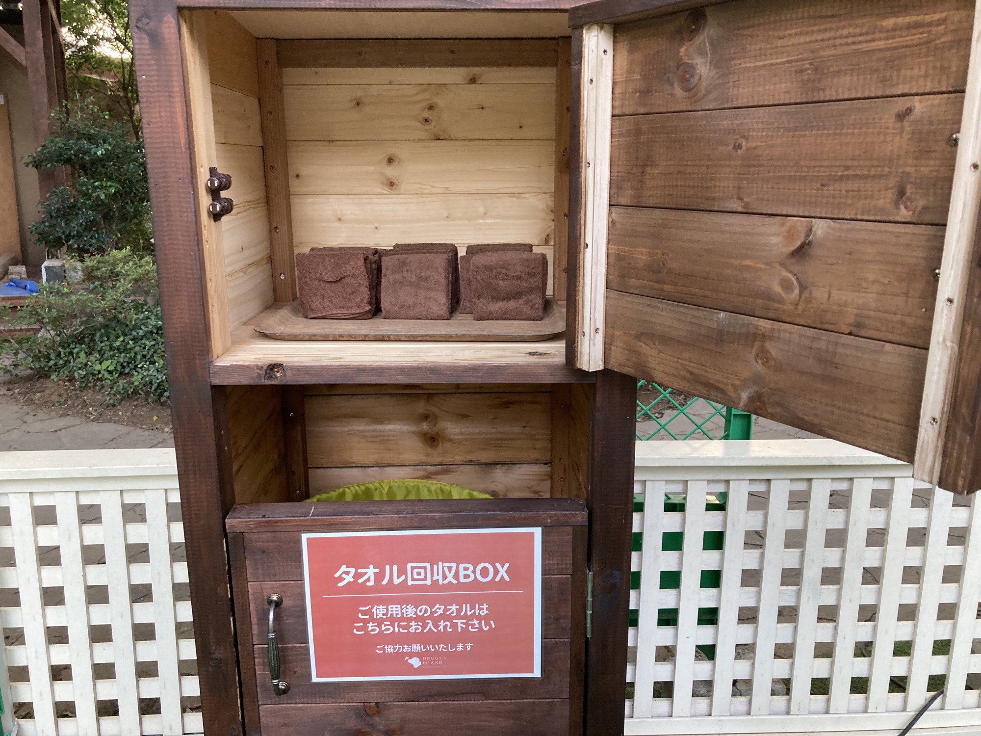 プールサイドにはタオルのご用意もあります（フォレストガーデンじゃぶじゃぶ池）