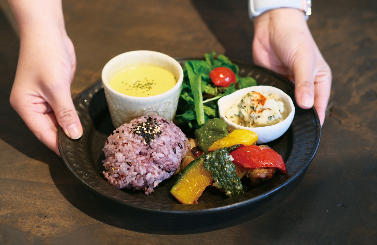 自家製糀調味料を使ったデリを楽しめる「季節野菜とごはんプレート（ドリンク付）」