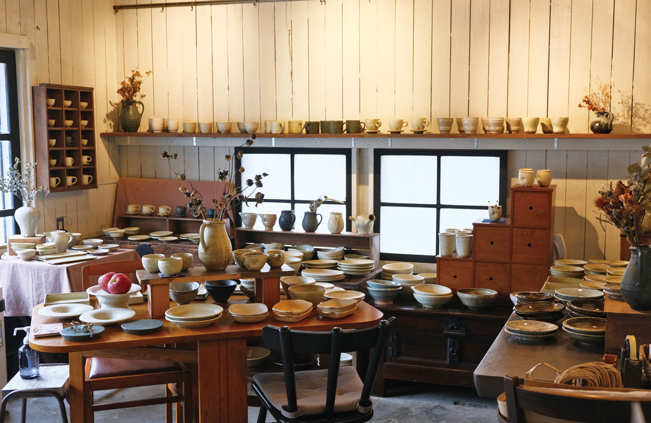 店内では、笠間や益子の器などを展示販売しています