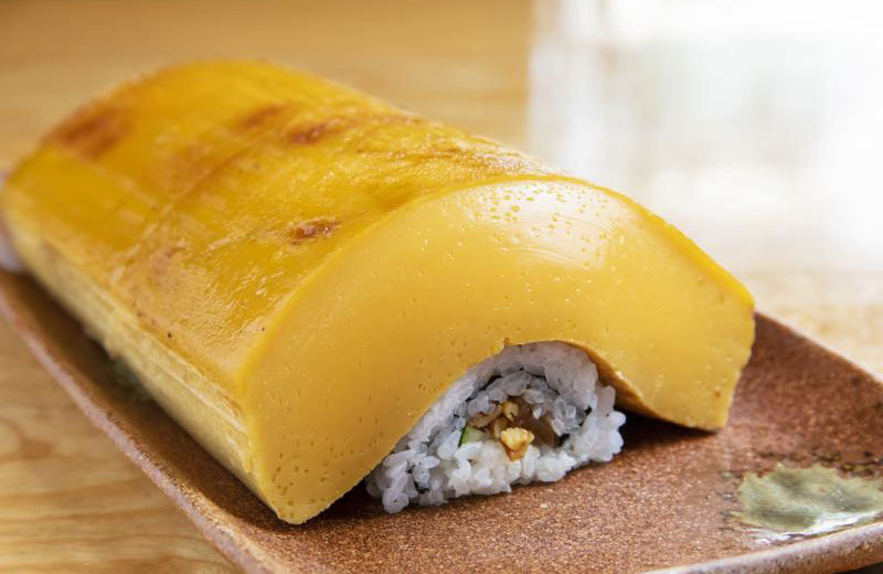 丁寧に時間をかけて焼き上げた伊達巻鮨