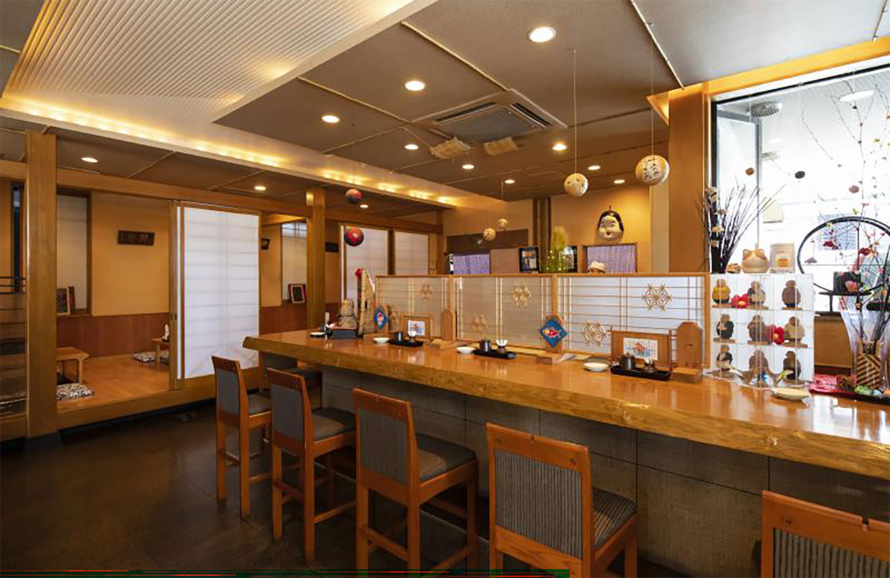 カウンター席や座敷もあり、ゆったりと過ごせます