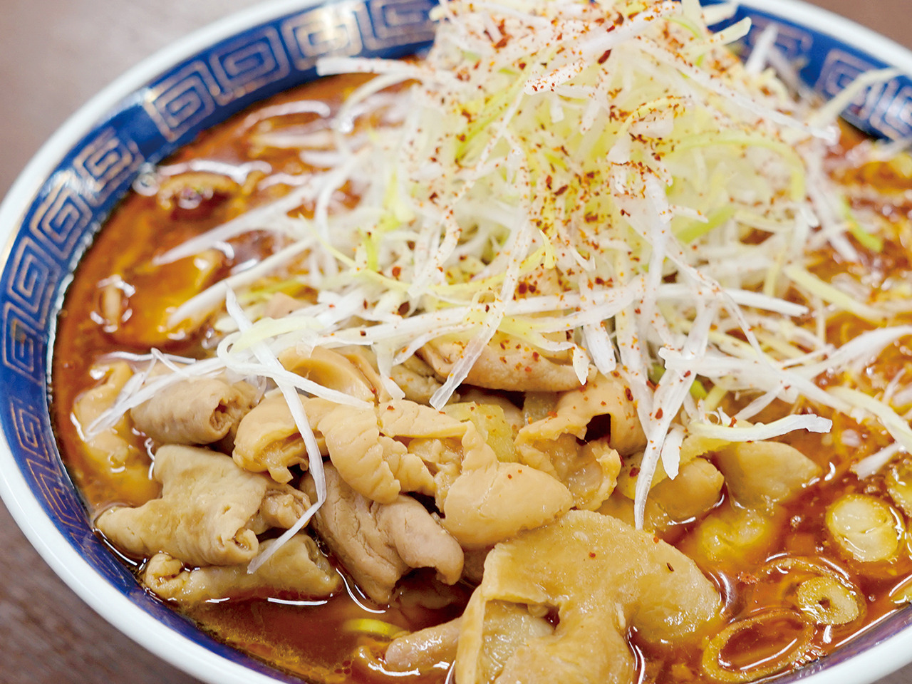 もつ坦々は、モツから甘みのある脂が溶け出しているので、若干マイルドに