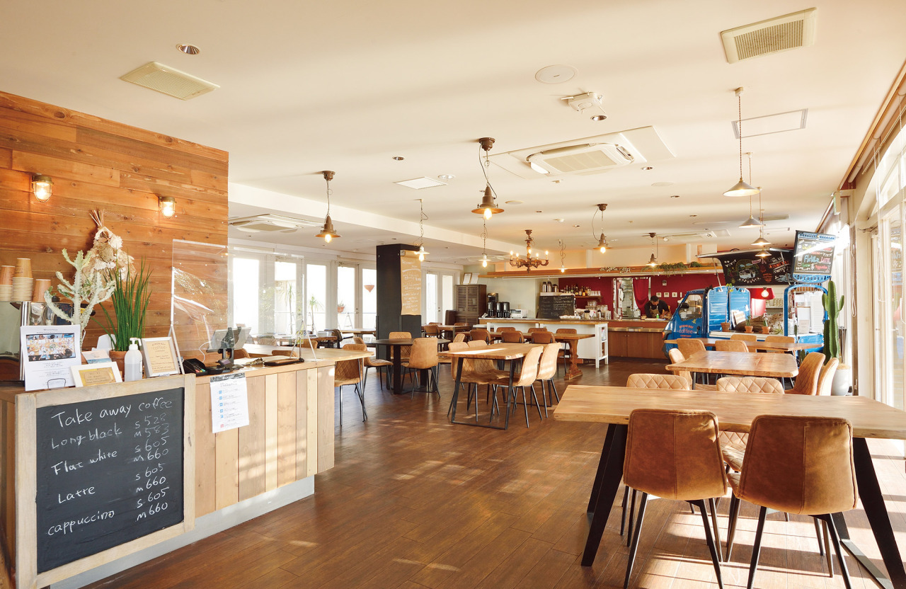 開放感たっぷりの広々とした店内