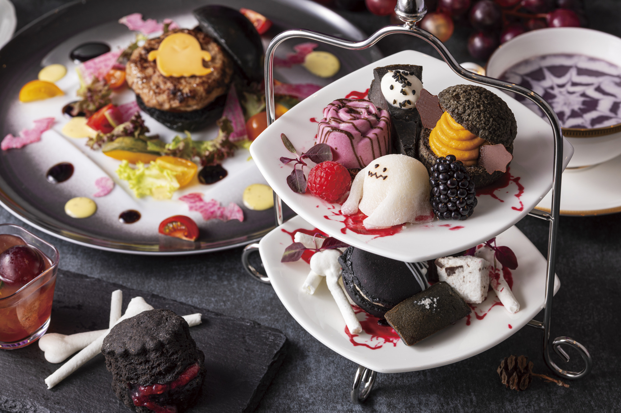 11種類のミニスイーツとセイボリーが味わえます