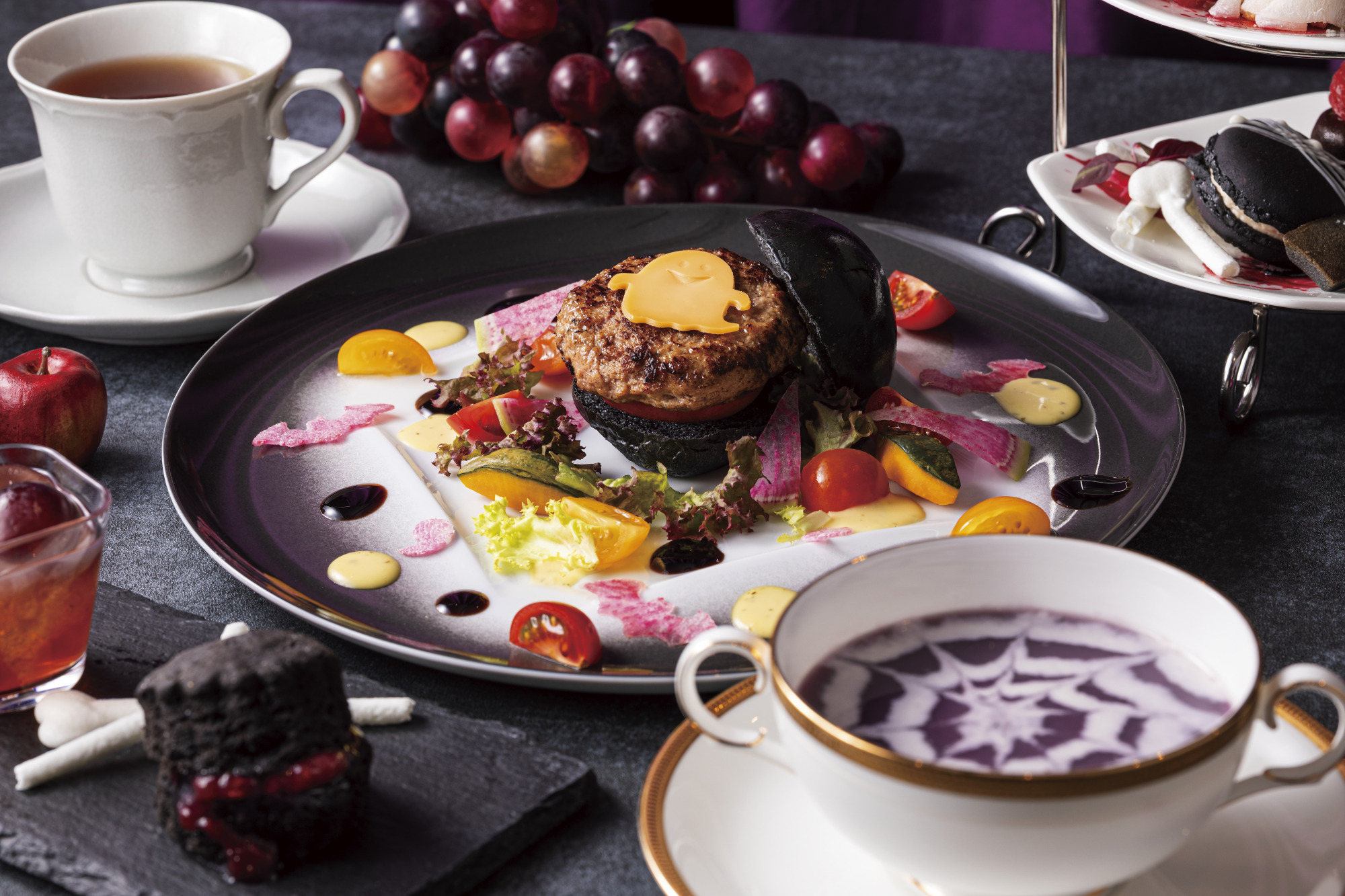 黒いハンバーガーとおばけチーズ カラフルサラダ添えと、紫芋のポタージュ