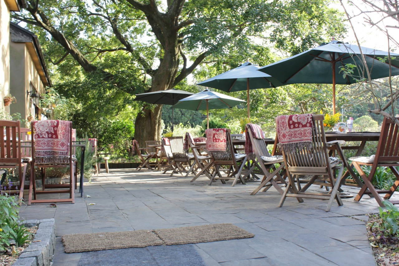 バラに囲まれたテラス席