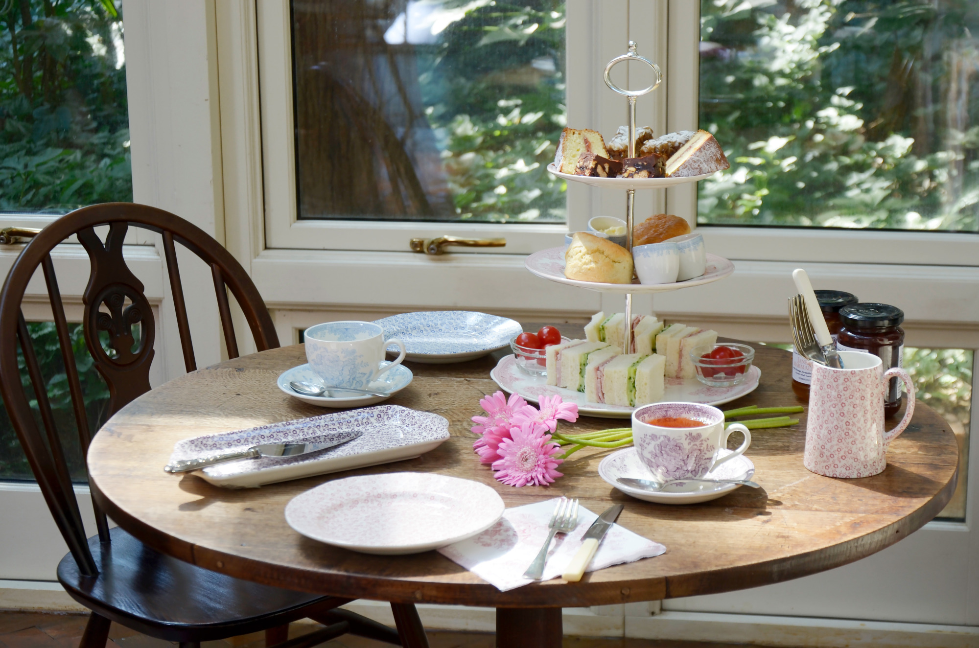 こだわり抜いたアンティーク陶器で楽しむアフタヌーンティーは贅沢な体験