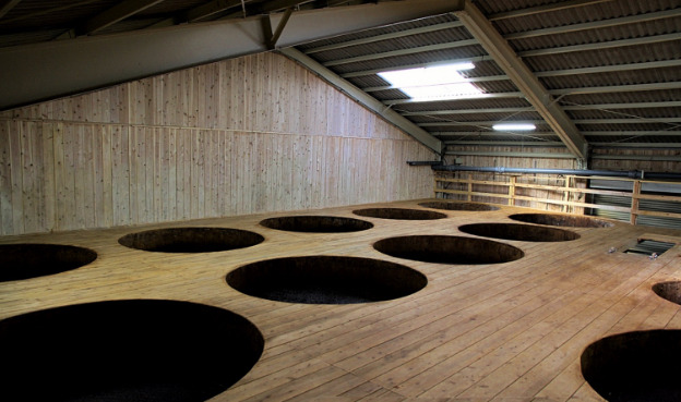 発酵・熟成を行う木桶蔵