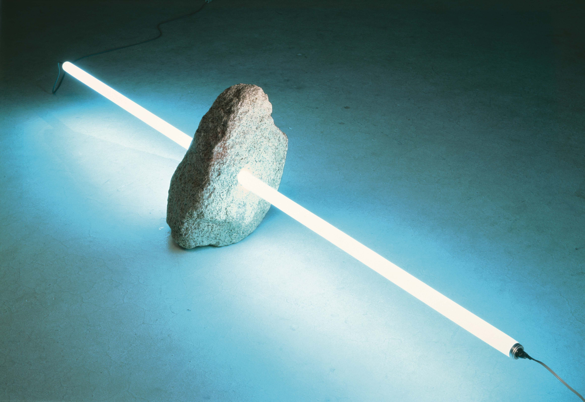 河口龍夫《石と光》1971/1989年 千葉市美術館蔵 撮影:齋藤さだむ