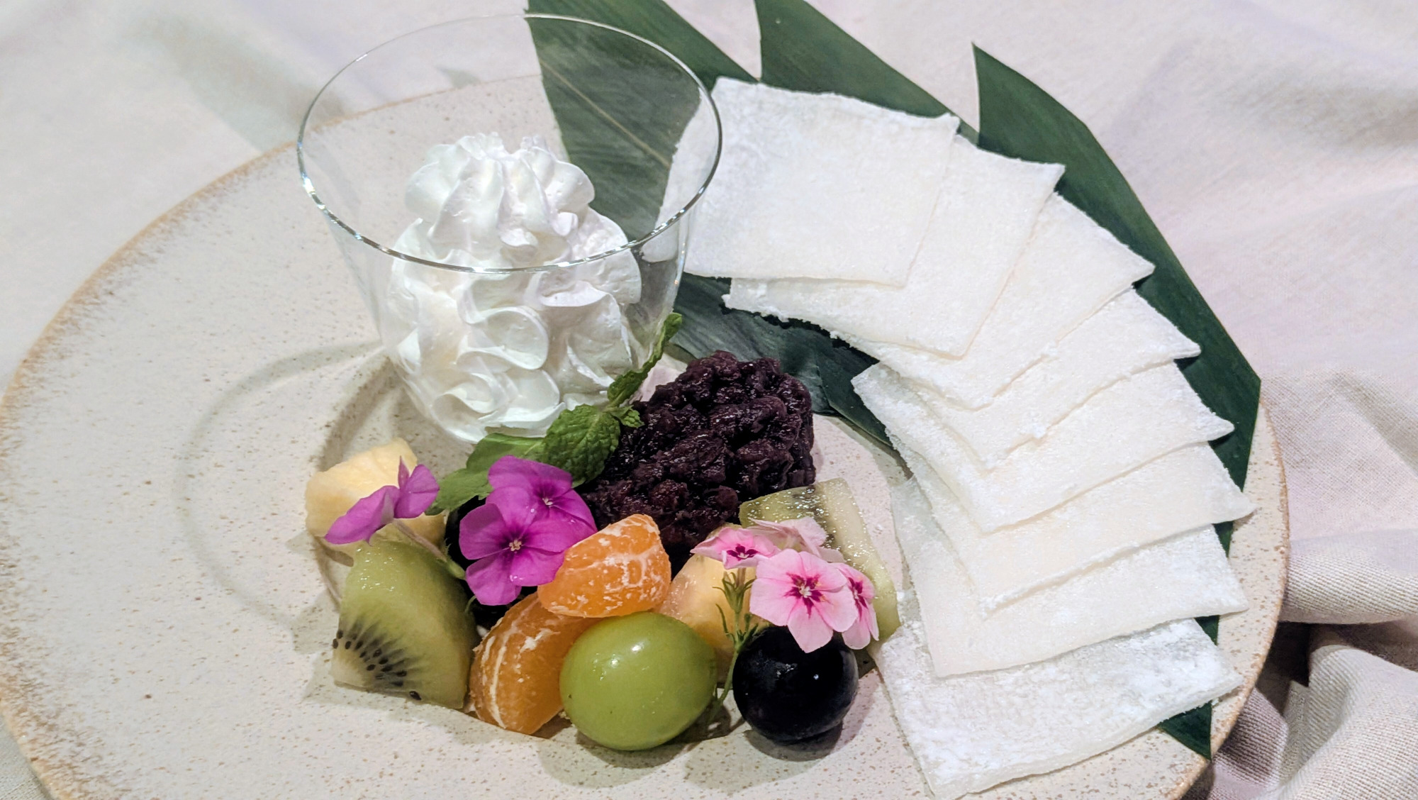 レストランで楽しめる「季節のフルーツの手包み大福」