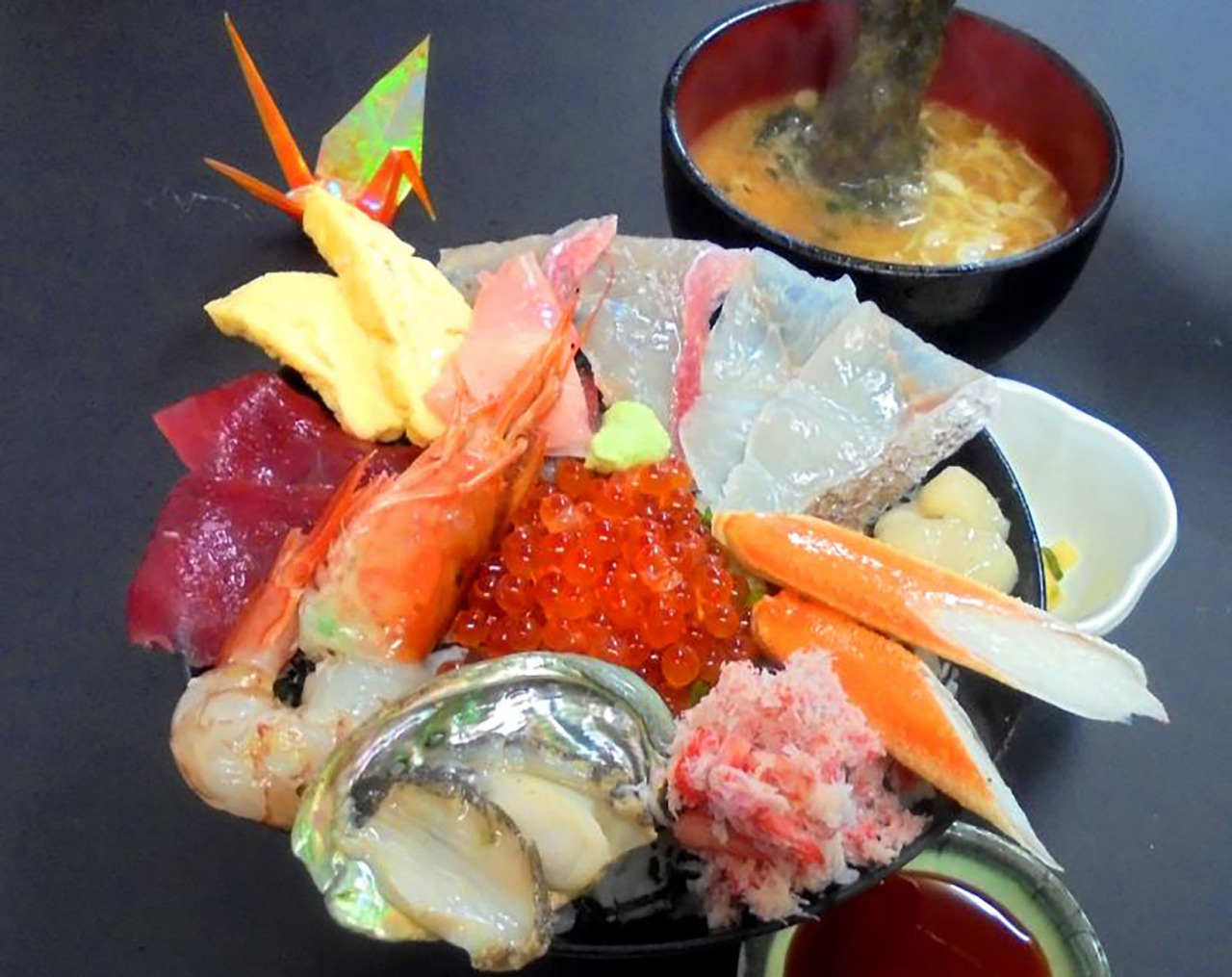 鮮魚をたっぷり盛った豪華丼