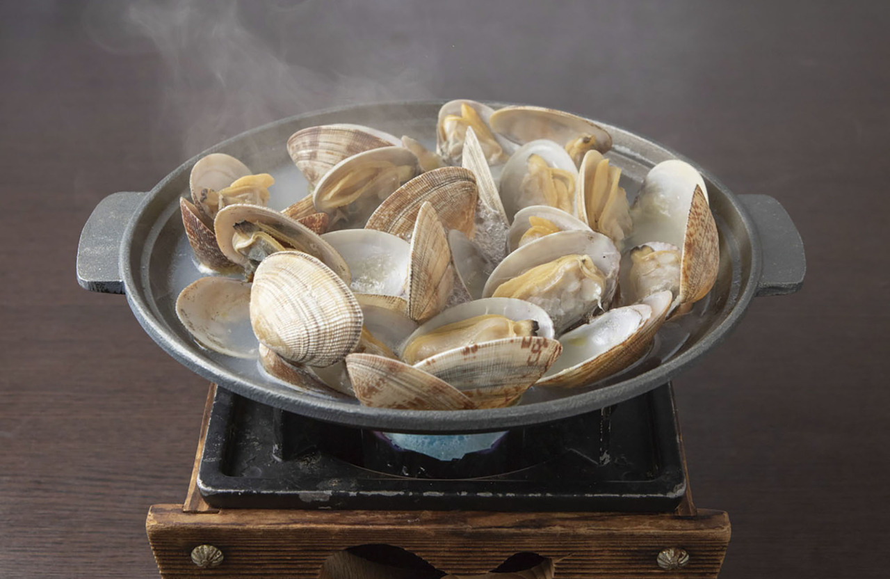 大粒のあさりを厳選し、バターを加えて焼き上げます