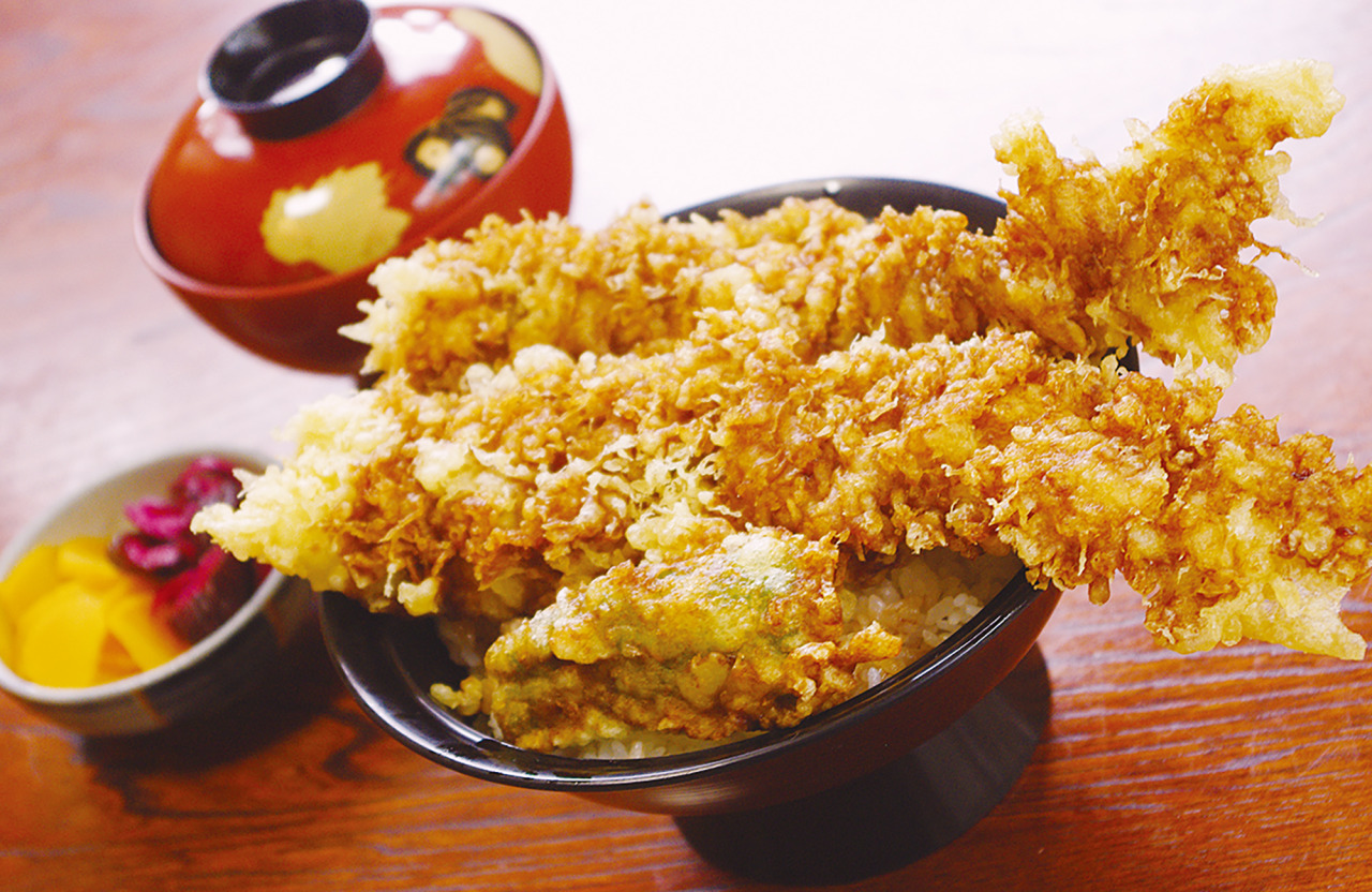 ボリューム満点の「はかりめ天丼」※入荷状況により、提供できない場合あり