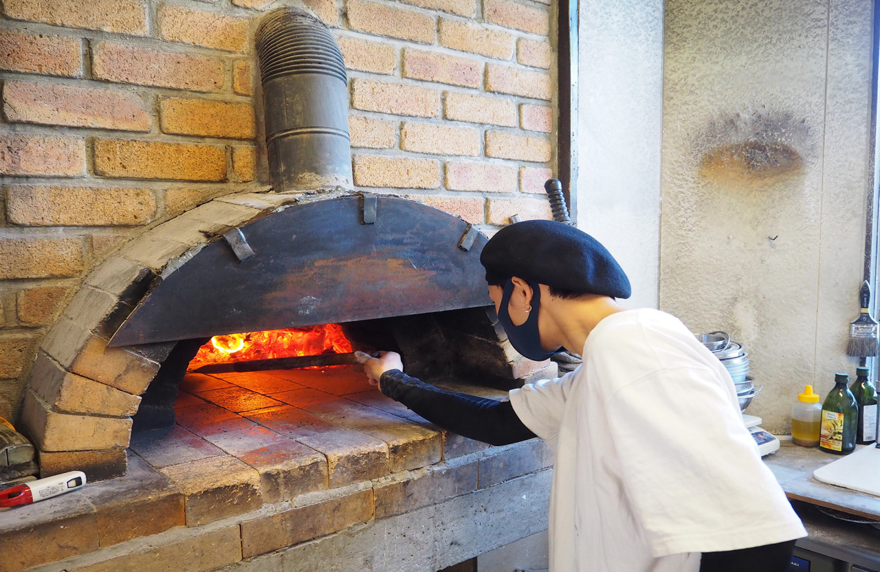 石窯で丁寧に焼き上げています