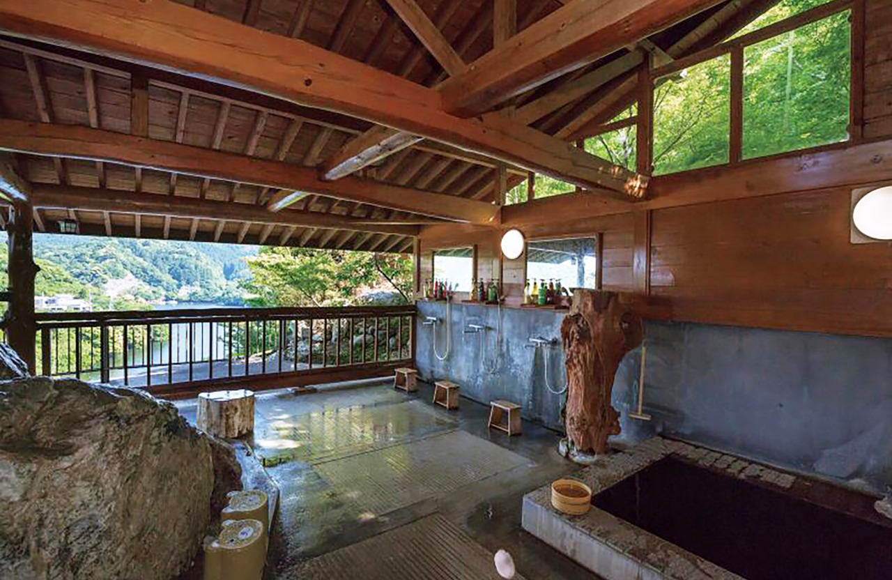 眼下に亀山湖を眺めることができる露天風呂