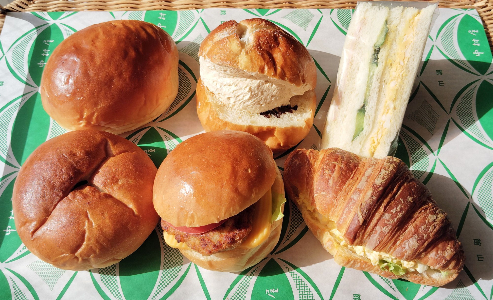 左上から：クリームぱん/ぶどうぱん（ピーナッツ）「ミックスサンド」 左下：「特製あんぱ」「チーズバーガー」「クロワッサン玉子サンド」