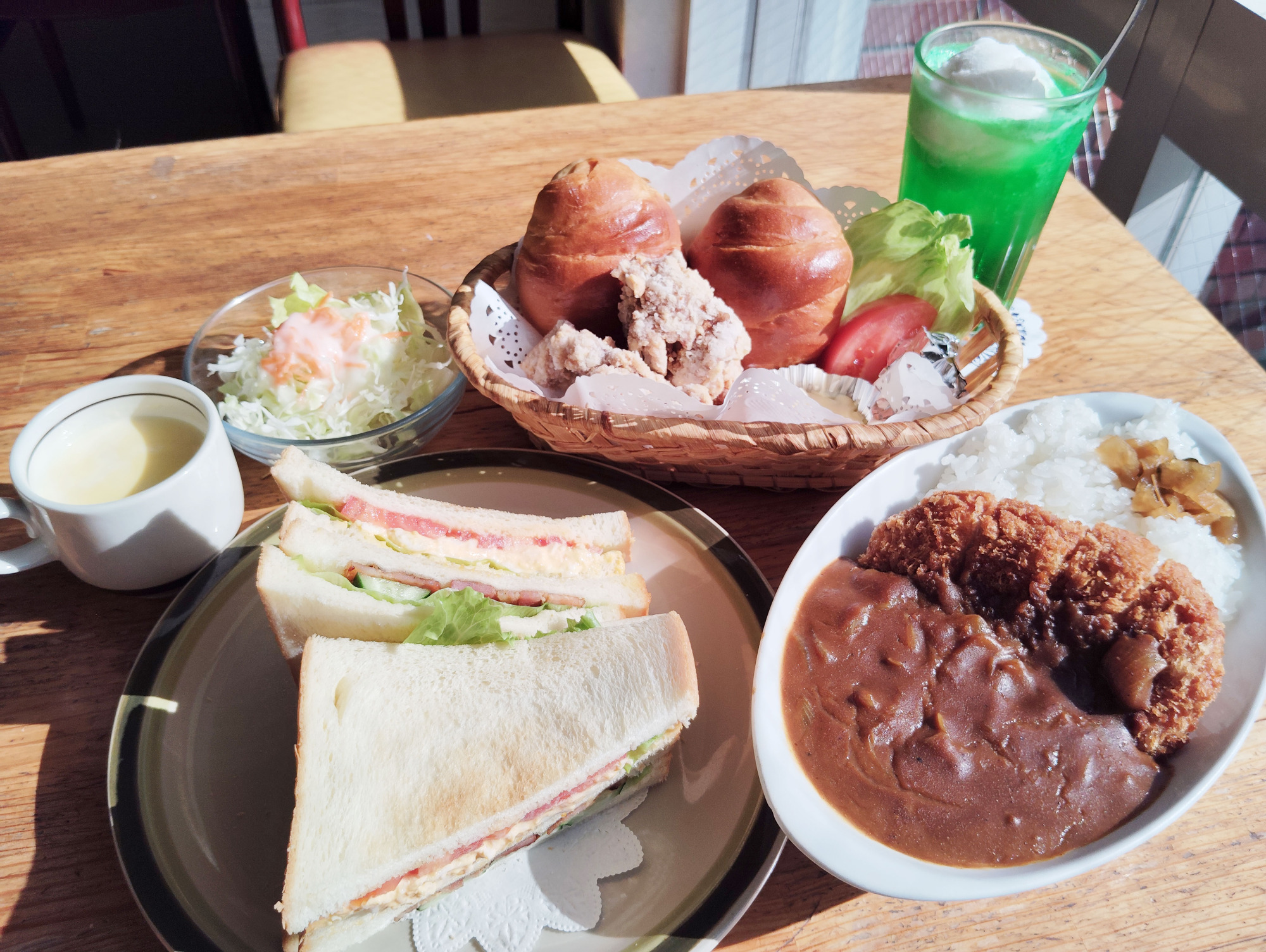 左から：「クラブハウスサンド」「チキンバスケット」「クリームソーダ―」「カツカレー」