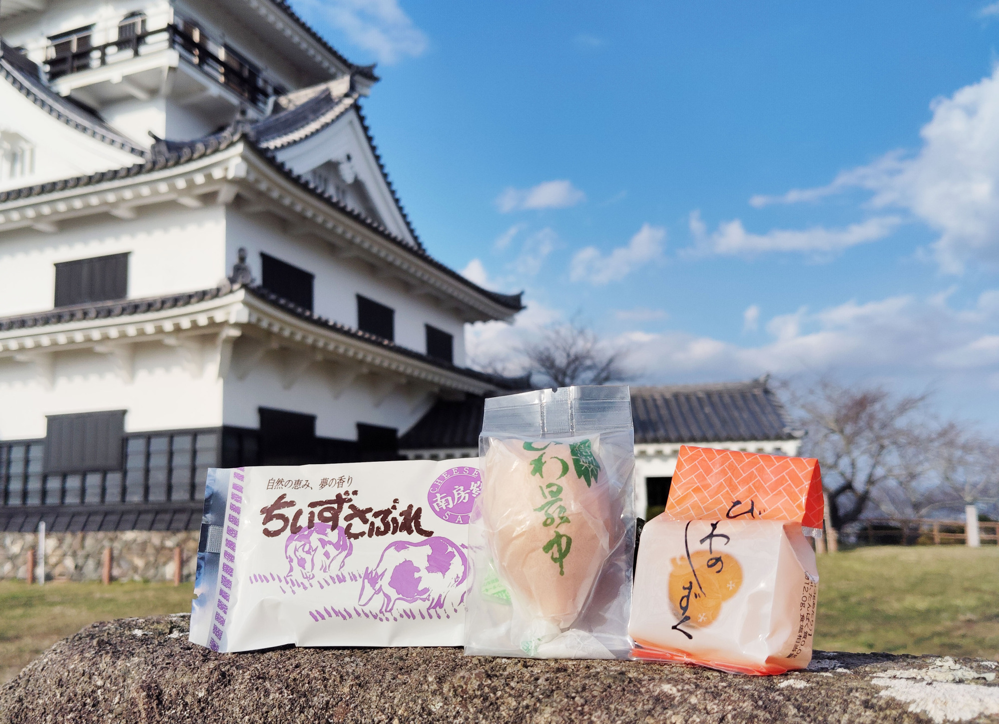 左から「ちいずさぶれ」「びわ最中」「びわのしずく」