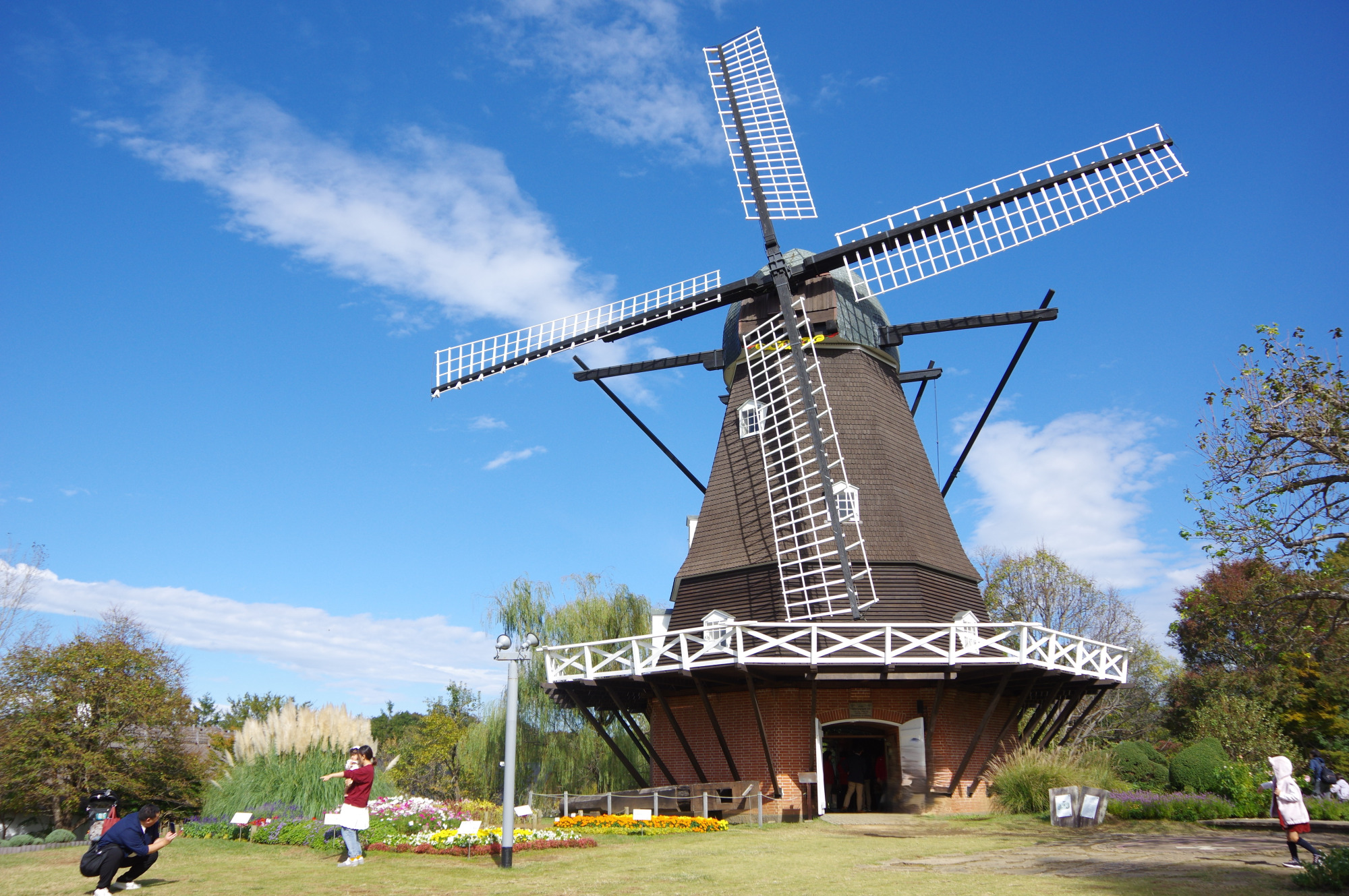 公園のシンボルである大きな風車