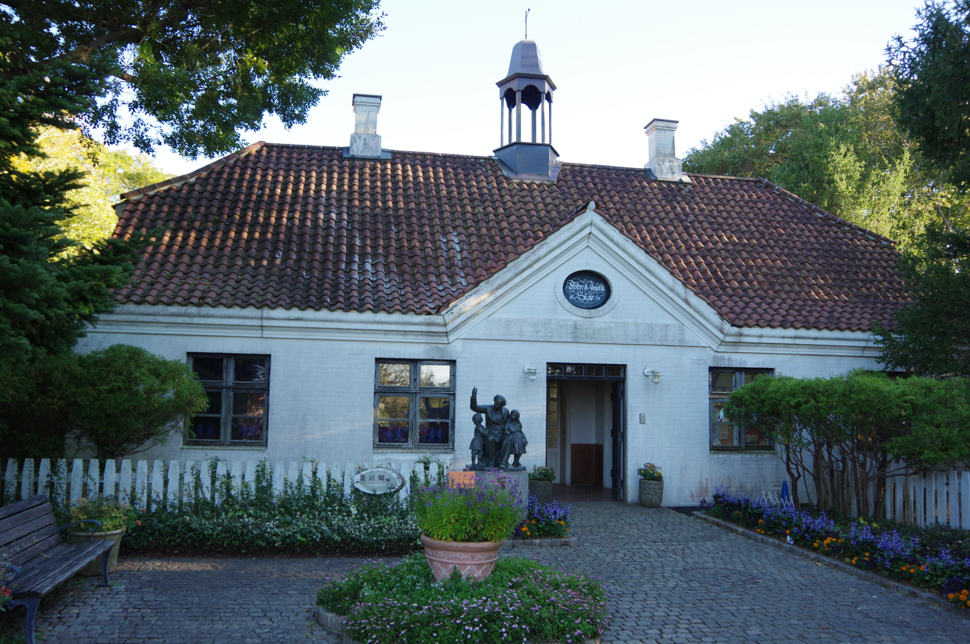 たくさんの絵本が揃う「童話館」