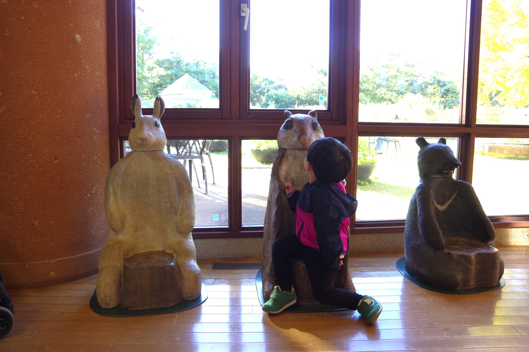 館内には様々なアート作品が並びます