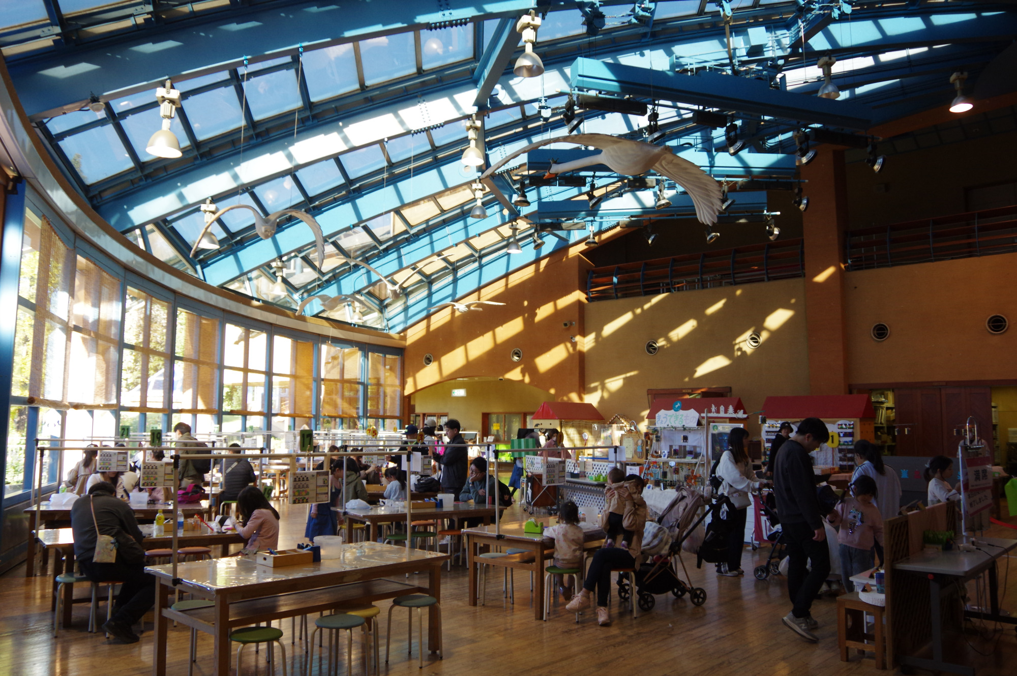 明るく開放的なワークショップ室