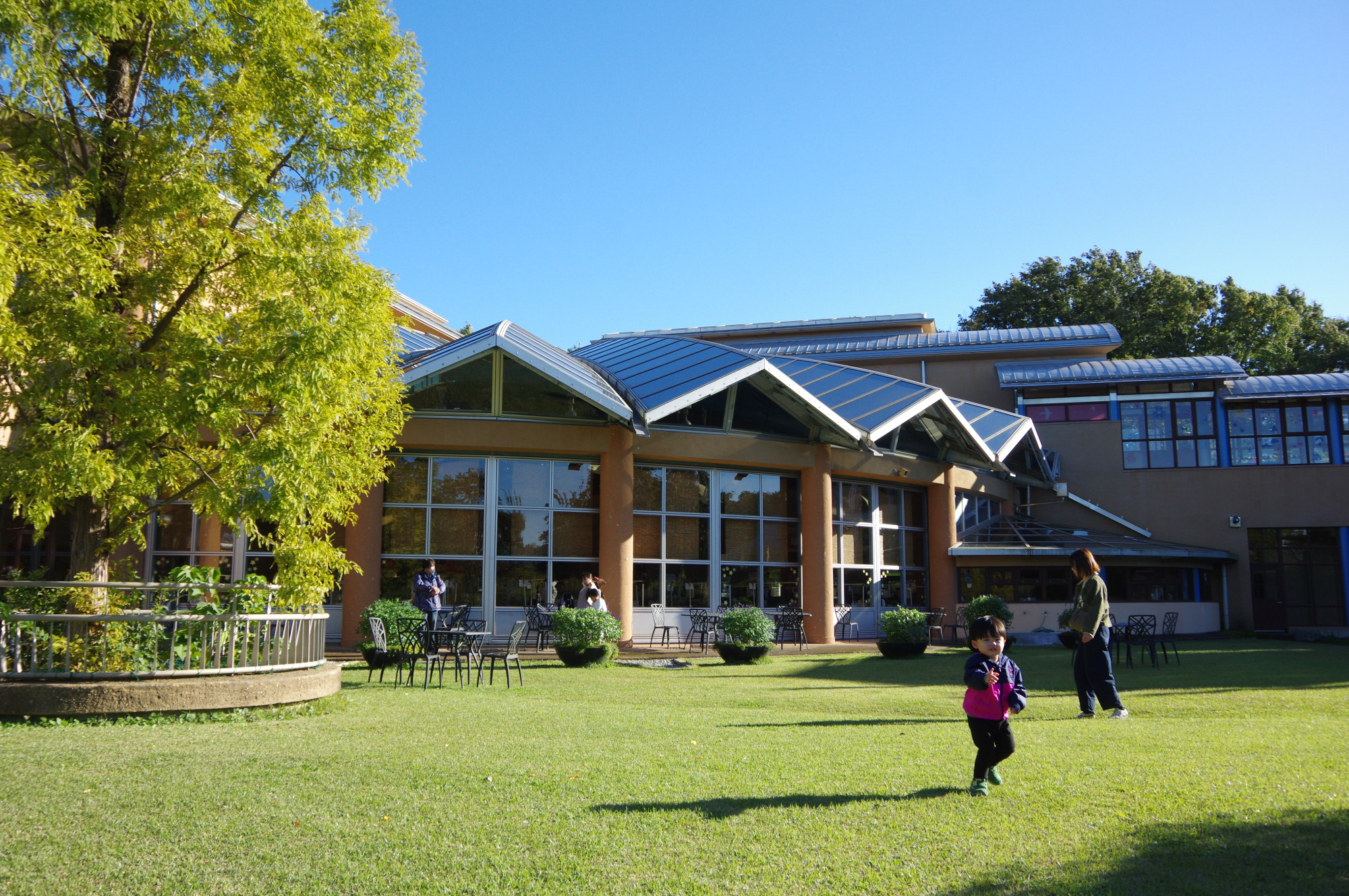 開放的な中庭でのんびりするのもおすすめです