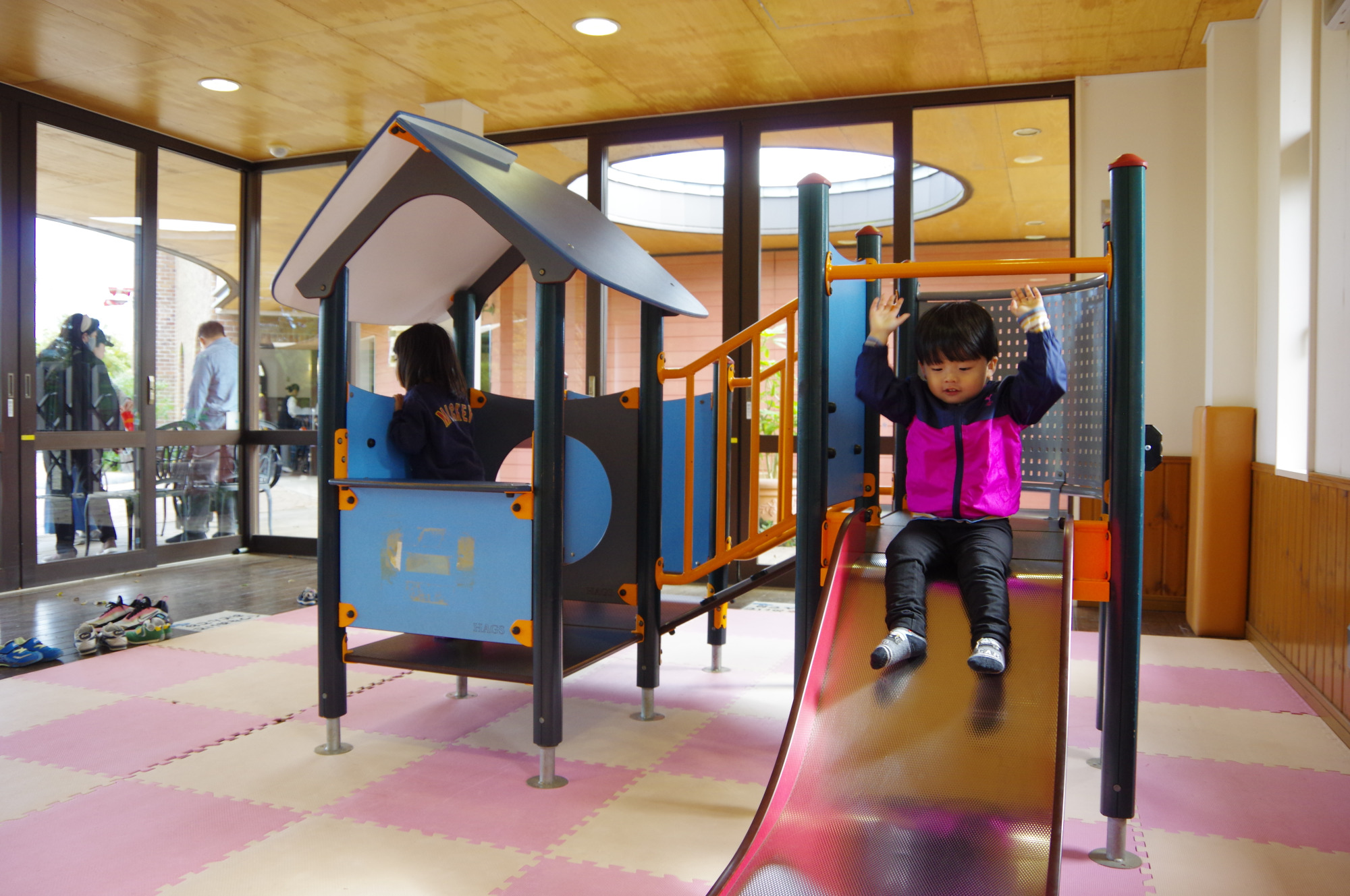 屋内にはプレイルームも完備