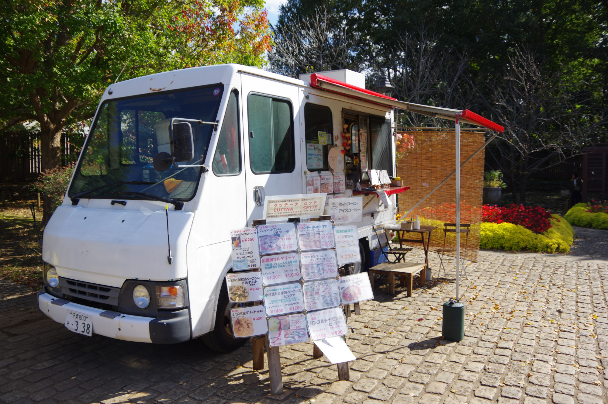 南ゲート付近では土日を中心にキッチンカーが営業