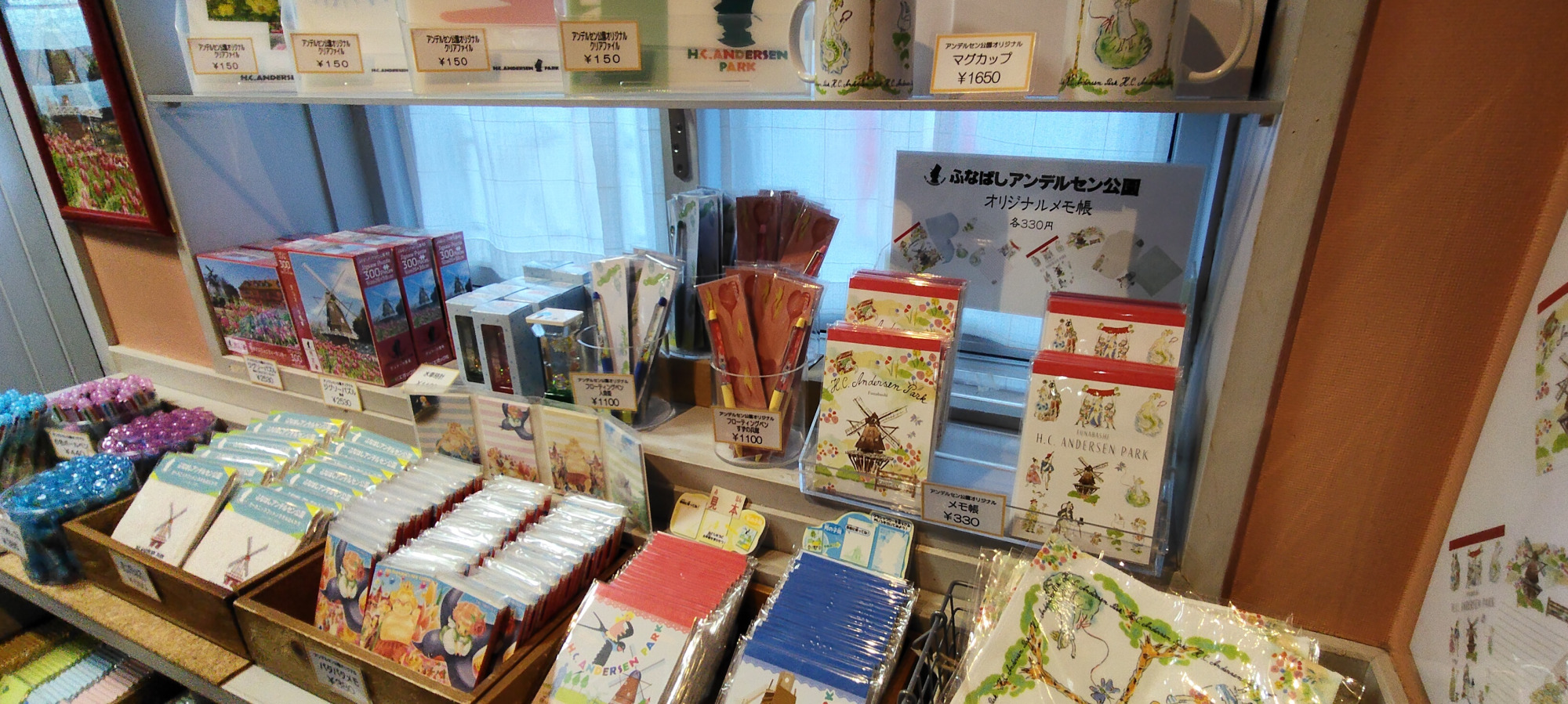 ここでしか買えないオリジナルグッズも！